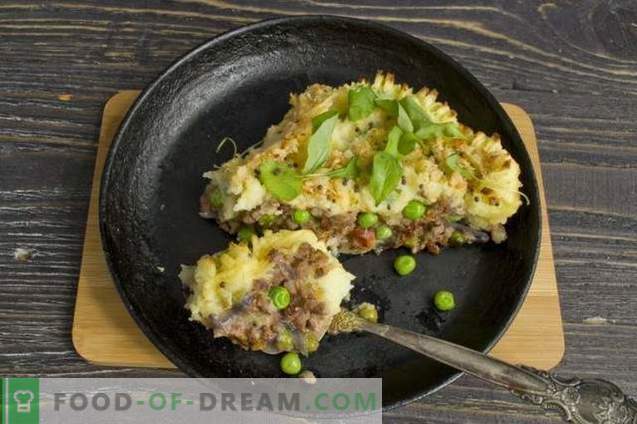 Potato pie with minced meat and vegetables