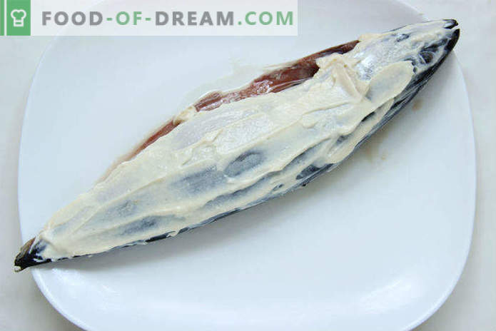 Mackerel baked in the oven in foil with sour cream, step by step recipe