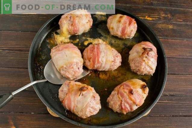Cutlets stuffed with cheese, baked in bacon