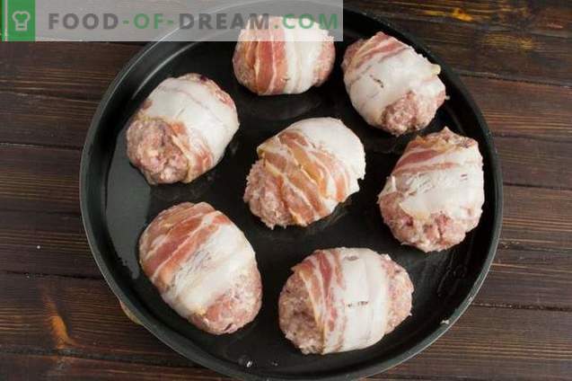 Cutlets stuffed with cheese, baked in bacon