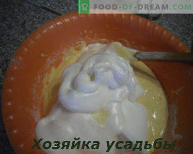 Sponge cake, classic recipe with photo, 6 eggs, 4 eggs, with sour cream, in the oven, multi-cooker