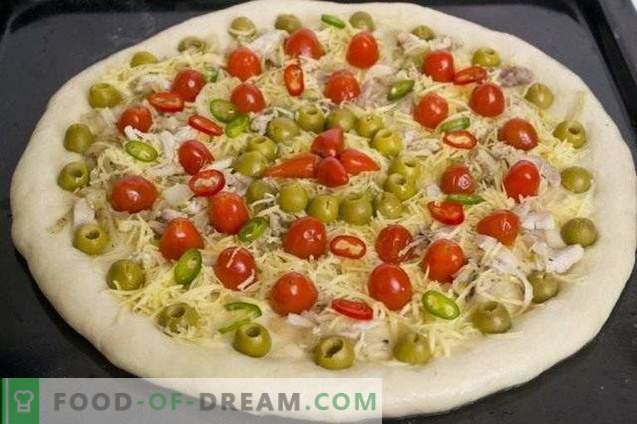 Pizza with chicken and cherry tomatoes