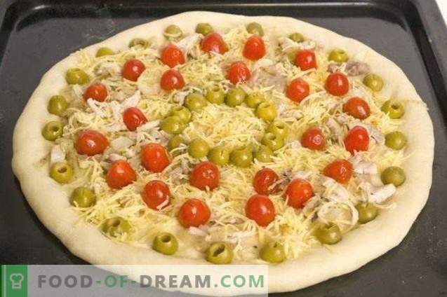 Pizza with chicken and cherry tomatoes