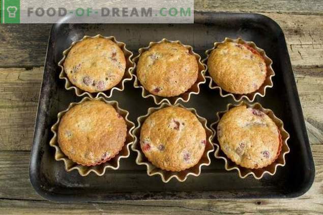 Muffins on kefir with strawberry filling