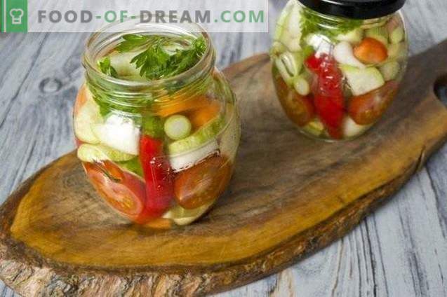 Salat von eingelegtem Gemüse mit Chili und Minze für den Winter