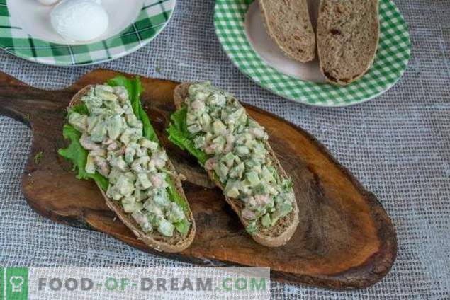 Sandwich with avocado and shrimps - easy and tasty