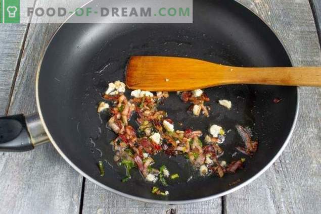 Cauliflower cream soup with bacon - bright color and taste