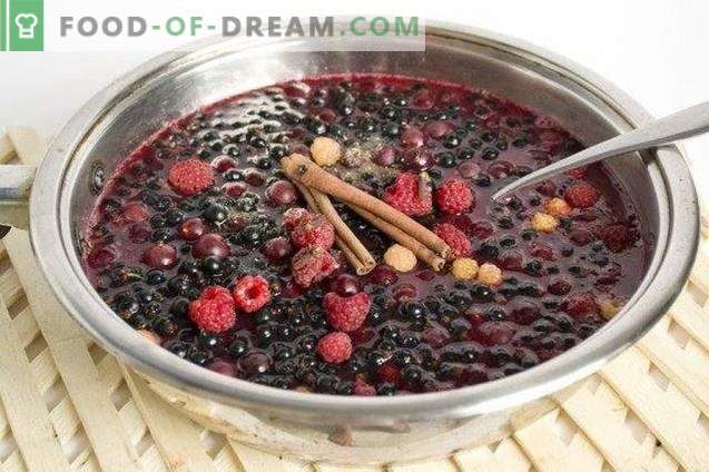 Confiture of garden berries with cinnamon and cardamom