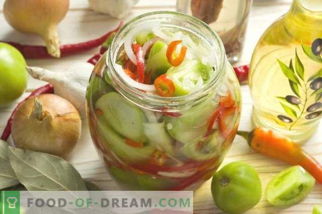 Salad of green tomatoes with onions and peppers for the winter