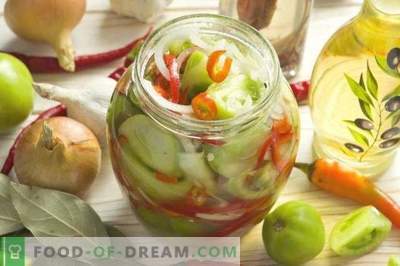 Salat von grünen Tomaten mit Zwiebeln und Paprika für den Winter