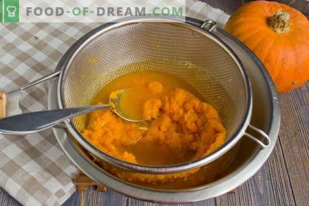 Pumpkin soup with cream and crackers