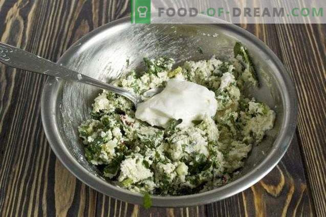 Salad with curd, spinach and cilantro