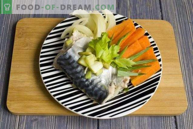 Mackerel in foil, steamed with vegetables