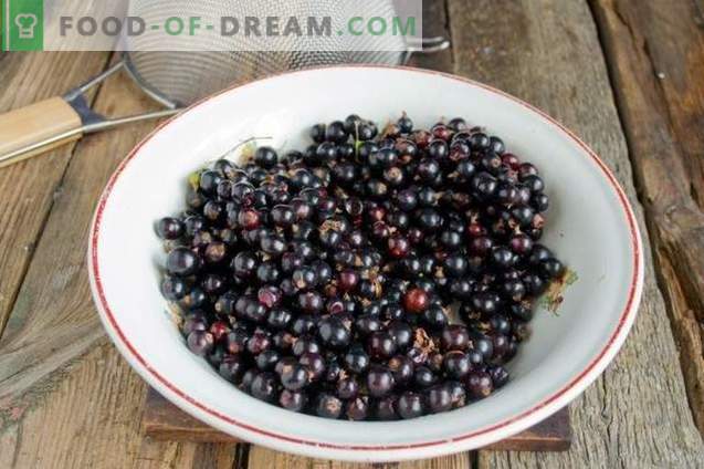 Black currant with sugar for the winter of the “hot” harvesting method