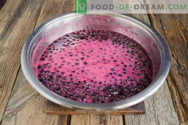 Black currant with sugar for the winter of the “hot” harvesting method