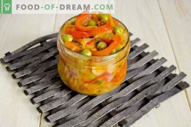 Sweet pepper salad with zucchini and peas