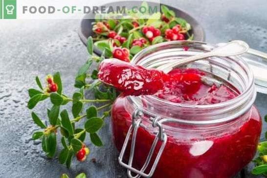 Cranberry jelly is a new way to combat vitamin deficiency. Delicious and healthy cranberry jelly recipes are simple and easy!