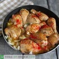 Appetizing fried chicken in nut sauce