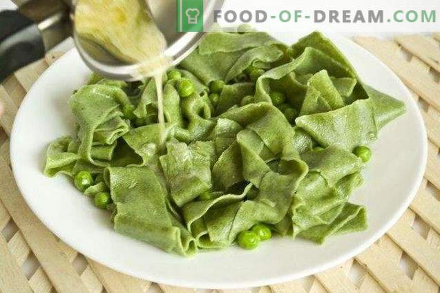 Homemade pasta with spinach and green pea sauce