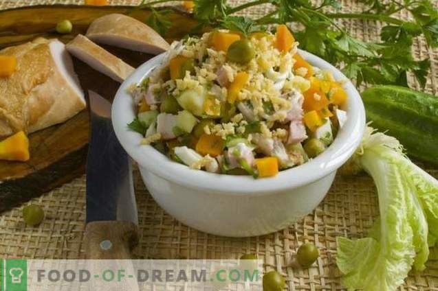Salad with smoked chicken breast and vegetables