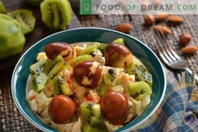 Chicken salad with kiwi and nuts